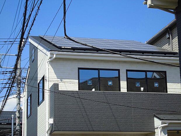 屋根に太陽光パネル5.1KW設置済