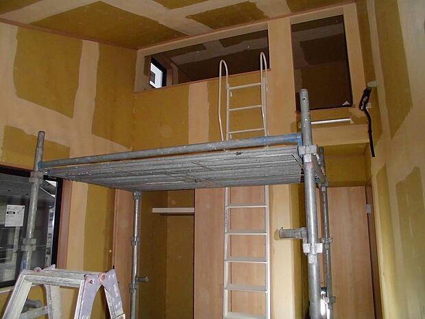 ２階洋室勾配天井・ロフト内装工事中