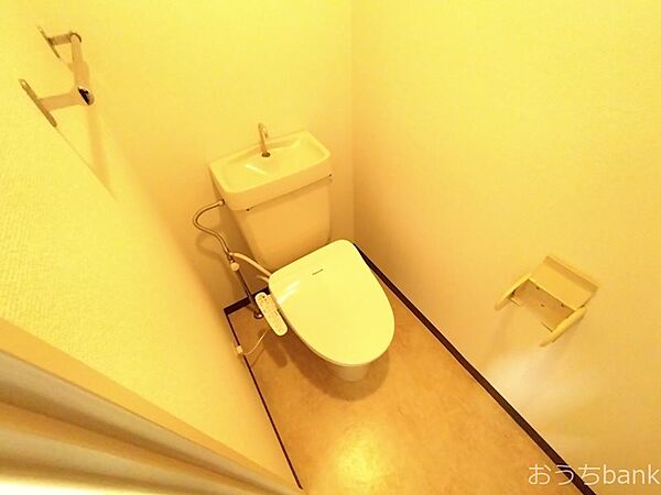 トイレ：清潔感のあるトイレは、温水洗浄便座ついてます。