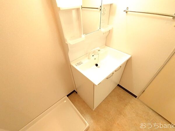 画像3:独立洗面台はシャワー付き。