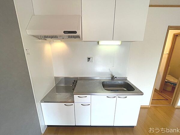 画像4:白を基調としたキッチンは清潔感があって良いですね。
