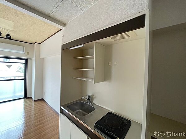画像23:キッチンは上部にも収納スペースあります。