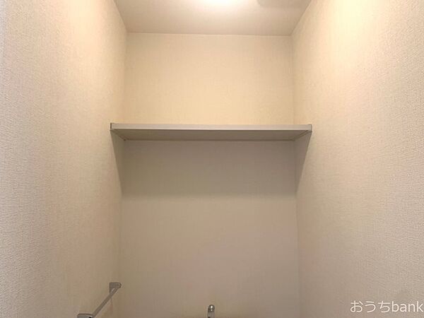 画像22:トイレ上部の収納棚。