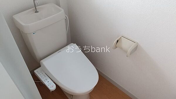 画像9:清潔感のあるトイレは温水洗浄便座付きです
