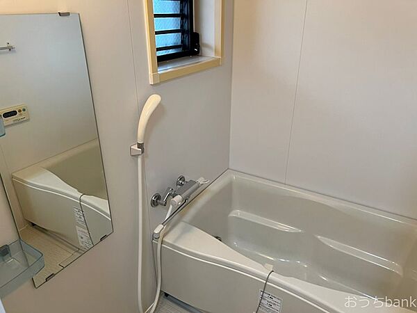 画像6:浴室にも窓がありゆったりできる空間です。