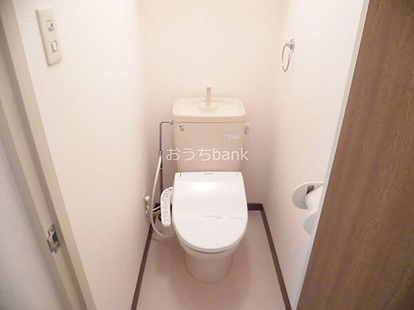 画像3:清潔感のある洋式トイレは温水洗浄便座がついてます。