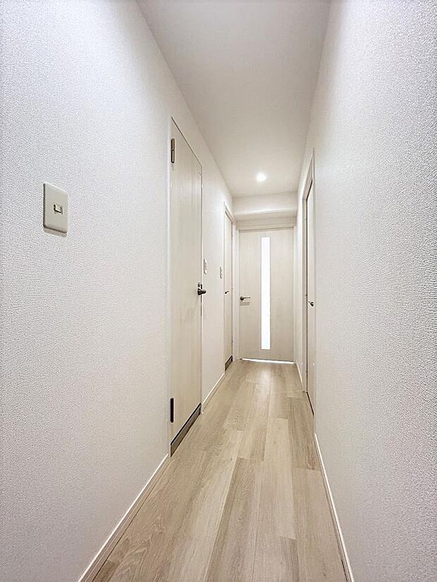 【リフォーム済】廊下の写真です。リフォームで床の重ね張り、クロス張替え、照明交換等を行いました。