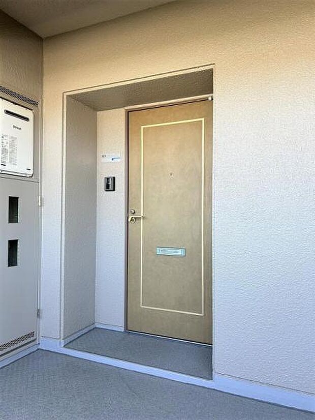 【リフォーム済】玄関ドアの写真です。リフォームで、インターフォンの交換を行いました。
