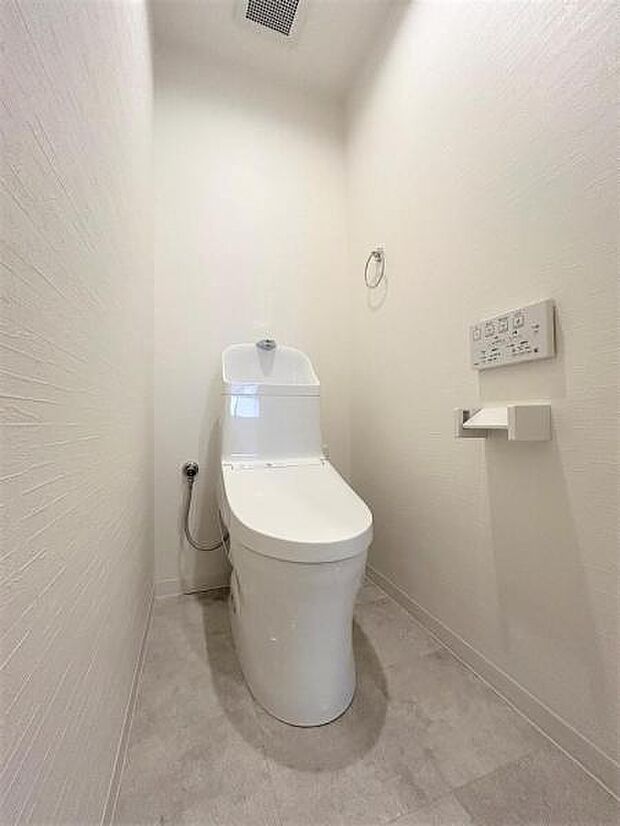 【リフォーム済】トイレの写真です。リフォームで、TOTO製の温水洗浄便座に交換いたしました。