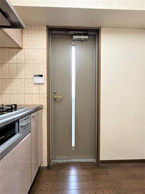 【リフォーム中】バルコニーにつながるドアの写真です。キッチンに設置されています。