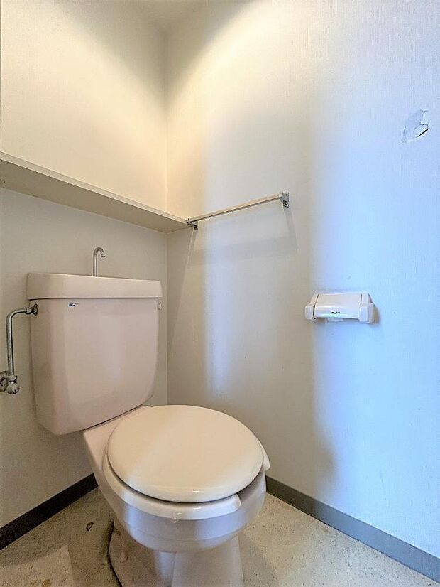 【トイレ】トイレの写真です。小物を置くことができる台がございます。