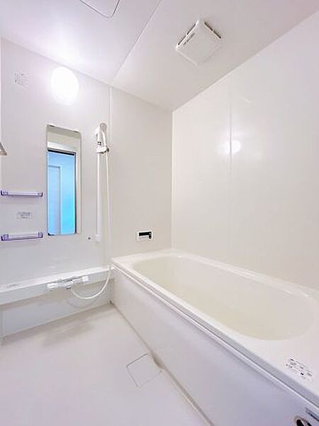【リフォーム済】浴室はハウステック製の新品のユニットバスに交換しました。浴槽には滑り止めの凹凸があり、床は濡れた状態でも滑りにくい加工がされている安心設計です。