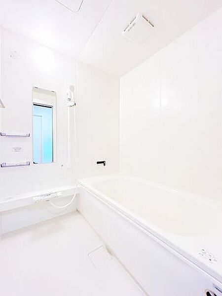 【リフォーム済】浴室はハウステック製の新品のユニットバスに交換しました。浴槽には滑り止めの凹凸があり、床は濡れた状態でも滑りにくい加工がされている安心設計です。
