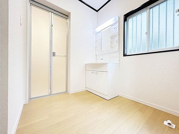 【リフォーム済】洗面所の別角度写真です。洗濯機を置いても広々お使いいただけます。