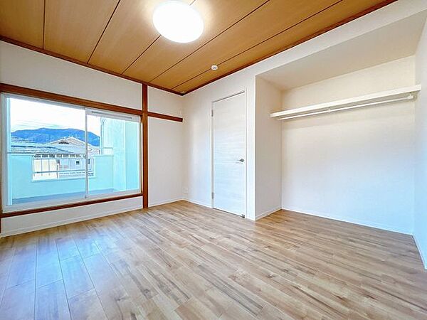 【リフォーム済】2階約6帖洋室別角度の写真です。リフォームで、クッションフロア仕上げ、クロス張替え、建具交換、照明交換等を行いました。