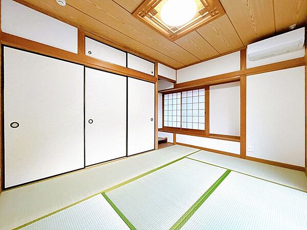【リフォーム済】1階約6帖和室別角度の写真です。こちらのお部屋には、新品のエアコンを設置しました。