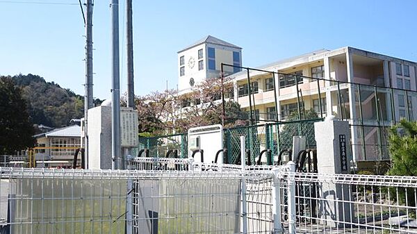 【周辺環境】姫路市立安富南小学校まで1100ｍ（徒歩約14分）です。お友達とお話ししながら通うのにちょうどいい距離ですね。