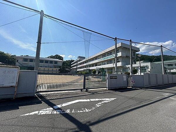 【周辺環境】姫路市立安富中学校まで約900ｍ（徒歩約12分）です。登下校がちょうどいい運動になりそうですね。