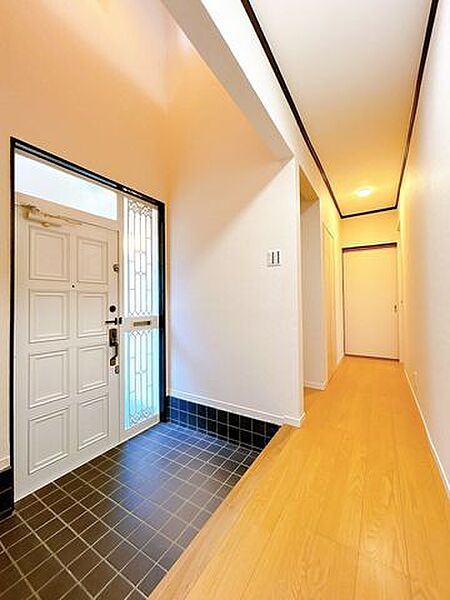 【リフォーム済】1階廊下の写真です。リフォームで、フローリング重張、クロス張替え、照明交換等を行いました。