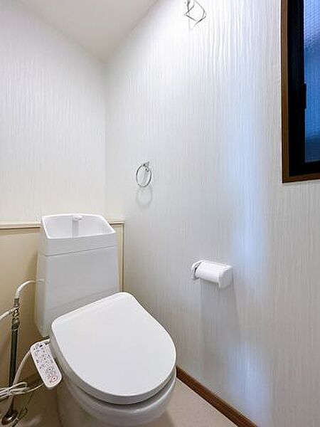 【リフォーム済】トイレは温水洗浄機能付きに新品交換いたしました。表面は凹凸がないため汚れが付きにくく、継ぎ目のない形状でお手入れが簡単です。節水機能付きなのでお財布にも優しいですね。