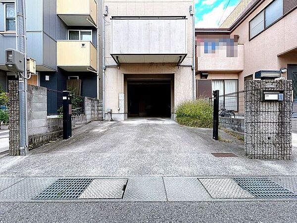 【リフォーム中】駐車場の写真です。1台分のビルトインガレージがございます。