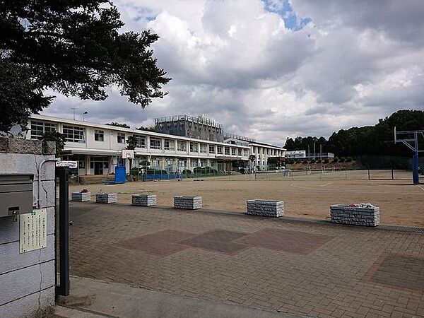 【周辺環境】姫路市立琴陵中学校まで約700ｍ（徒歩約9分）です。登下校がちょうどいい運動になりそうですね。