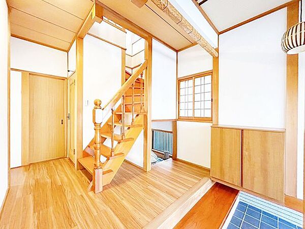 【リフォーム済】1階廊下の写真です。リフォームで、フロアタイル張、壁塗装、照明交換等を行いました。