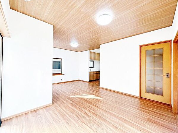 【リフォーム済】リビングの別角度写真です。