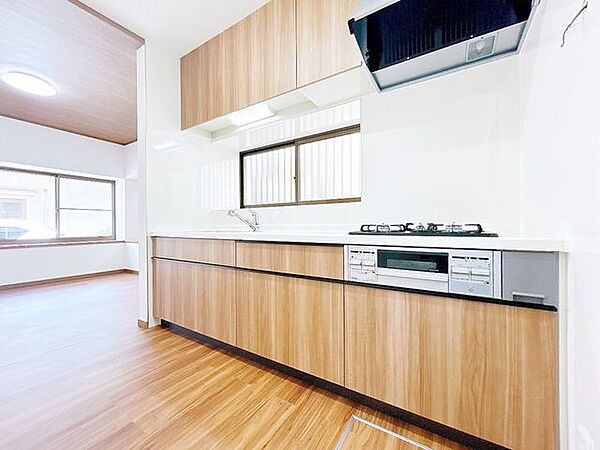 【リフォーム済】キッチンはファーストプラス製の壁付けのシステムキッチンに交換いたしました。吊り戸も設置しましたので、収納にも困りませんね。