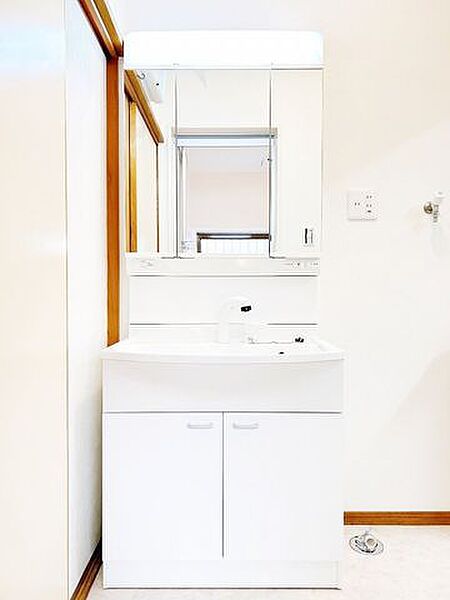 【リフォーム済】洗面台はファーストプラス製の新品に交換いたしました。三面鏡のものを新設いたしました。