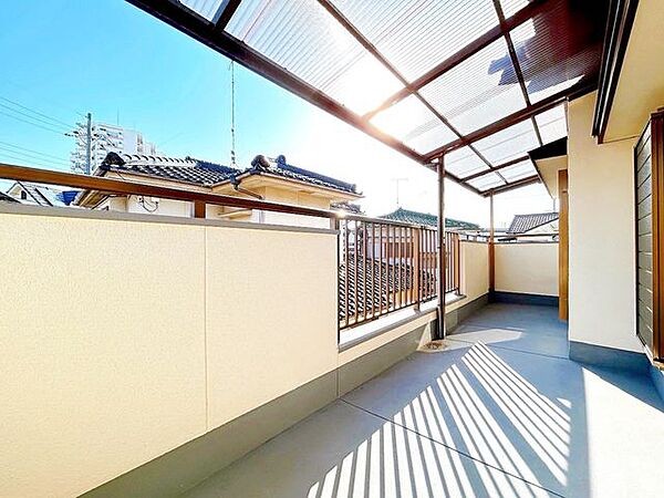 【リフォーム済】バルコニーの写真です。リフォームで、波板張替え、防水塗装を行いました。約7帖の洋室と、6帖の和室がバルコニーにつながっています。
