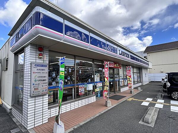 【周辺環境】ローソン西神吉町岸店まで約1000m（車約2分）です。甘いものが欲しい時や小腹がすいたときに重宝しそうです。