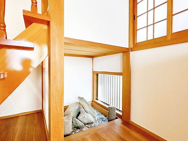 【リフォーム済】玄関の階段下に和を感じる空間がございます。雰囲気が出る点で、魅力のひとつです。