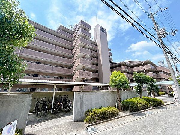 【外観】外観の別角度写真です。当物件は3階に位置します。