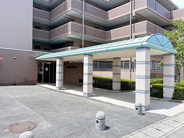 【共用設備】マンション入り口の写真です。植栽は管理人さんがきれいに管理しています。