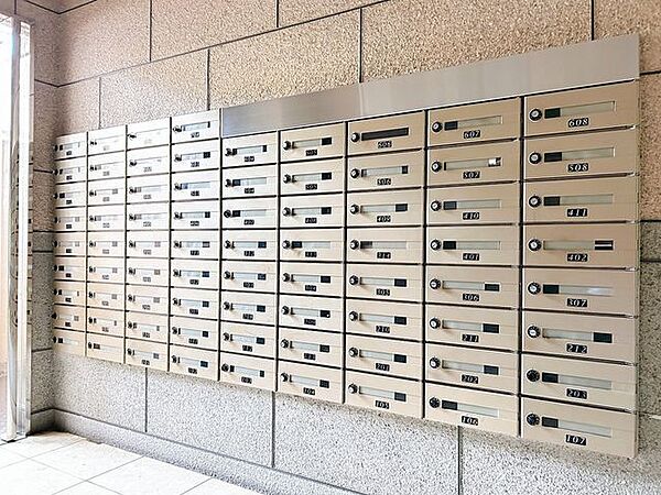 【共用設備】郵便ポストの写真です。エントランスにございます。