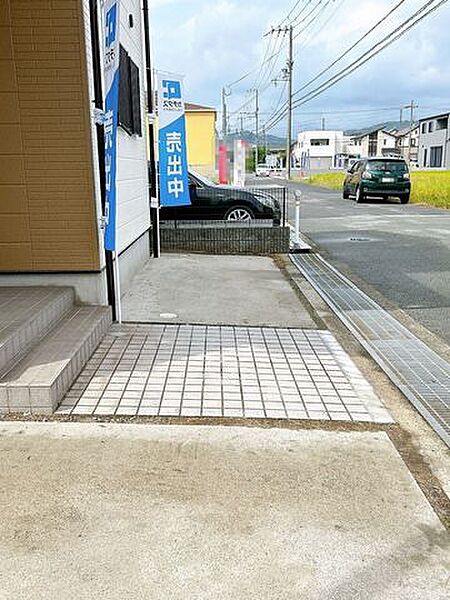 【リフォーム済】北側駐車場の写真です。横付けでの駐車が可能です。高圧洗浄を行いました。