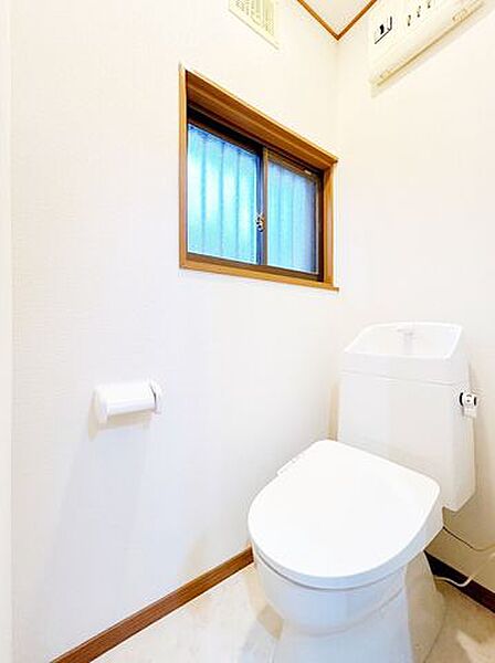 【リフォーム済】トイレを新品に交換しました。床材の張替、クロスの張替、照明器具の交換を行っています。
