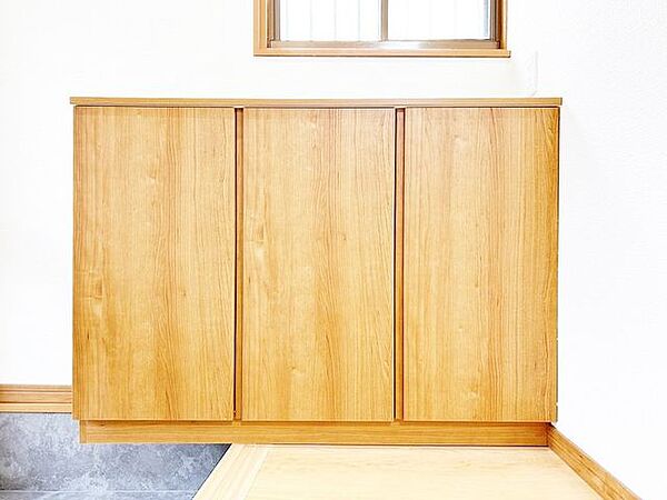 【リフォーム済】シューズボックスの写真です。新品に交換しました。