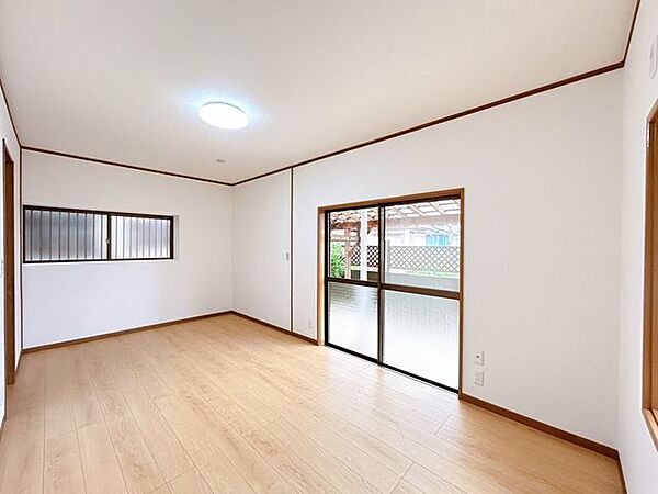 【リフォーム済】1階洋室の写真です。床材の張替、クロスの張替、照明器具の交換を行っています。