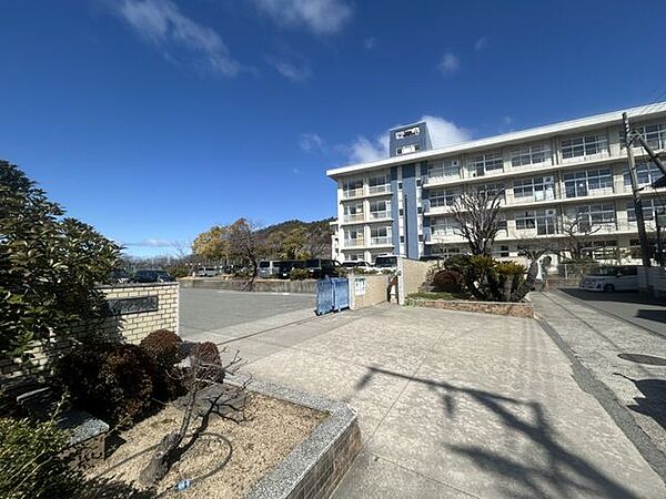 【周辺環境】鹿島中学校まで約1600メートル。徒歩約20分の距離です。