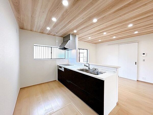 【リフォーム済】キッチンの写真です。対面キッチンに変更し、新品に交換する予定です。