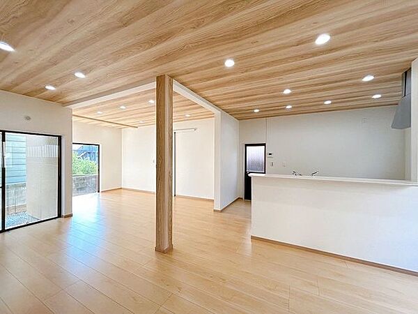 【リフォーム済】リビング別角度の写真です。流行りのアクセントクロスを天井に採用しました。