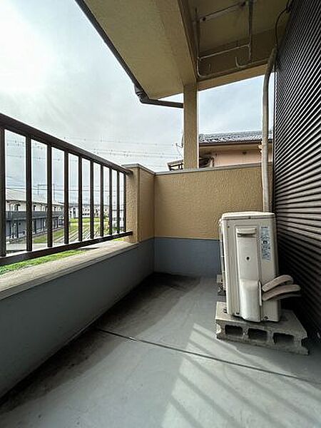 【リフォーム済】バルコニーの写真です。屋根があるので急に雨が降ったときでも洗濯物が濡れる心配はありません。