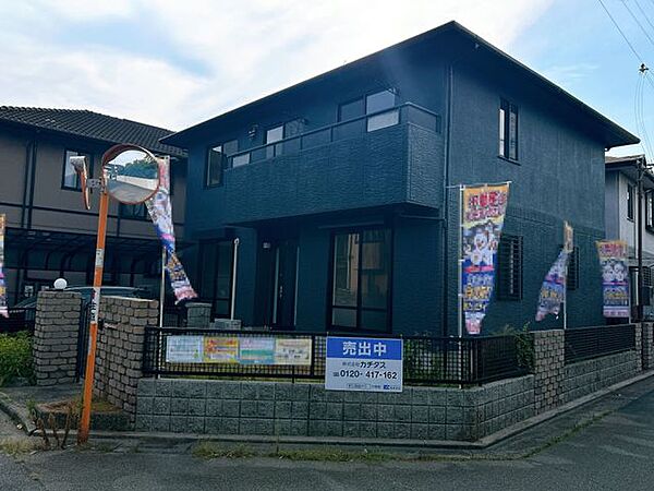 【リフォーム中】外観別角度の写真です。角地なので遮るものがなく風通し良好です。