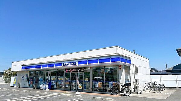ローソン高砂松波店まで560mです。徒歩7分。