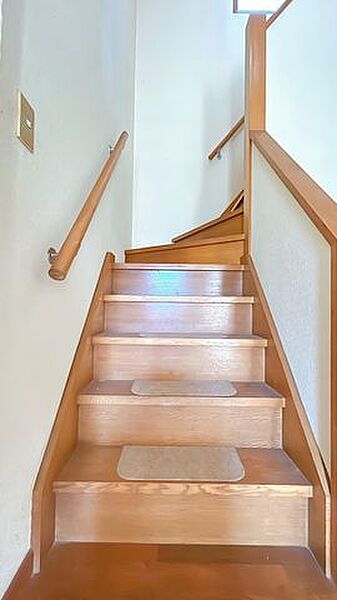 【リフォーム中】階段の写真です。手すりは新品に交換予定です。