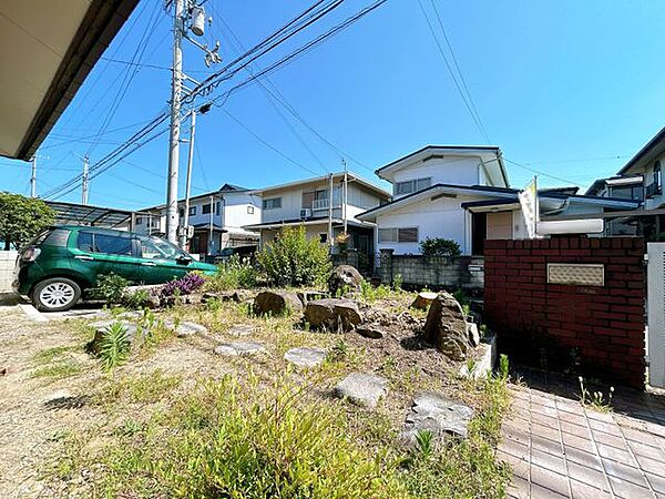 【リフォーム中】お庭の写真です。庭木は伐採して駐車場拡張を行います。