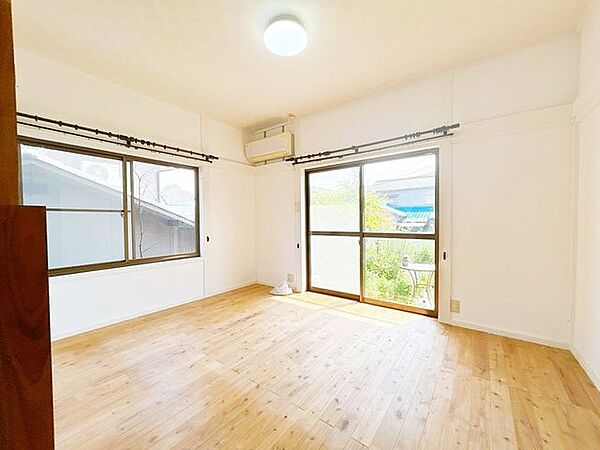 【リフォーム中】リビングの写真です。クロスを張り替えていきます。窓からの日当たり、風通し良好です。