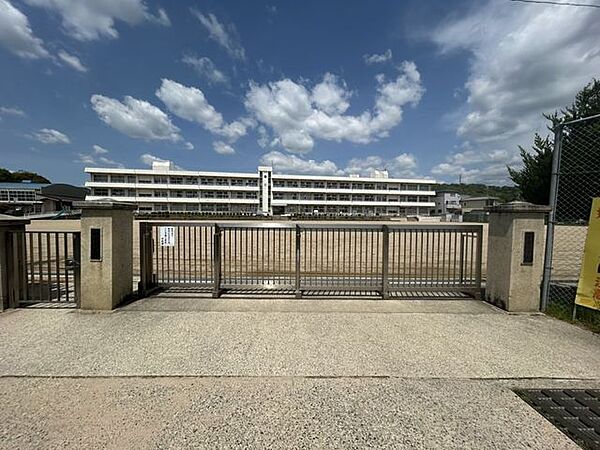 姫路市立中寺小学校 徒歩8分。 610m